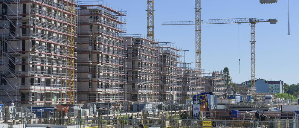 Der Berliner Senat bleibt hinter eigenen Zielen zurück. Noch drehen sich zu wenige Baukräne über neuen Wohnhäusern der landeseigenen Unternehmen.