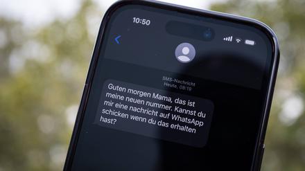 Betrug per SMS: Kriminelle suchen Kontakt, das Ziel ist, Geld zu erschwindeln. 