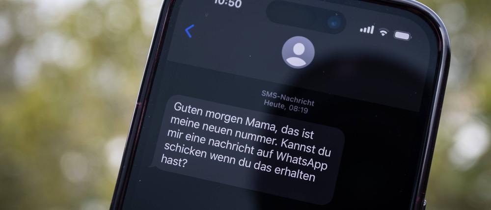 Betrug per SMS: Kriminelle suchen Kontakt, das Ziel ist, Geld zu erschwindeln.