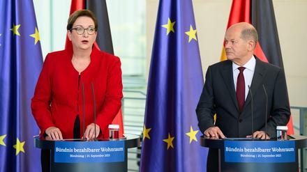 Bundeskanzler Olaf Scholz (SPD, r) und Klara Geywitz (SPD), Bundesministerin für Wohnen, Stadtentwicklung und Bauwesen, äußern sich beim zweiten „Bündnistag bezahlbarer Wohnraum“, einem Treffen von Bundesregierung und Wohnungswirtschaft im Bundeskanzleramt. Gestiegene Zinsen und Preise machen es Wohnungssuchenden derzeit schwer. Verbände der Baubranche verlangen ein Hilfspaket mit Steuererleichterungen, weniger Regeln und mehr Förderung. 
