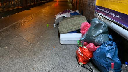 Ein Quartier von Obdachlosen unter der S-Bahnbrücken in der Albrechtstraße nahe der Einkaufsmeile Schloßstraße.