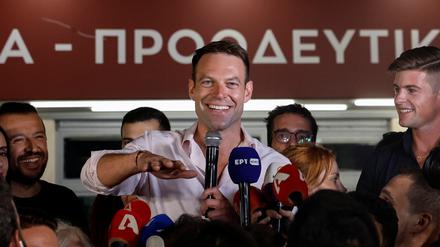 Das war einmal, und es ist nicht einmal ein Jahr her: Der neu gewählte Vorsitzende der linken Syriza-Partei, Stefanos Kasselakis, gibt vor der Parteizentrale in Athen, Griechenland, am 25. September 2023 eine Erklärung vor der Presse ab. 