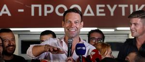 Das war einmal, und es ist nicht einmal ein Jahr her: Der neu gewählte Vorsitzende der linken Syriza-Partei, Stefanos Kasselakis, gibt vor der Parteizentrale in Athen, Griechenland, am 25. September 2023 eine Erklärung vor der Presse ab. 
