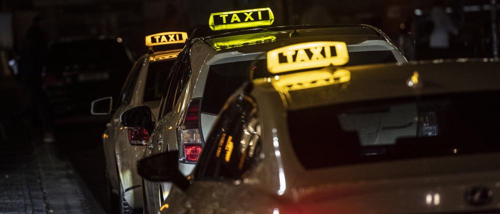 In der Nacht wollen immer weniger Taxifahrer arbeiten.