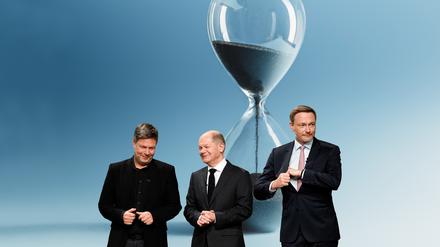 Versprochen ist versprochen. Robert Habeck (v.l.), Olaf Scholz und Christian Lindner können sich über eine gute Bilanz gemeinsamer Politik freuen.