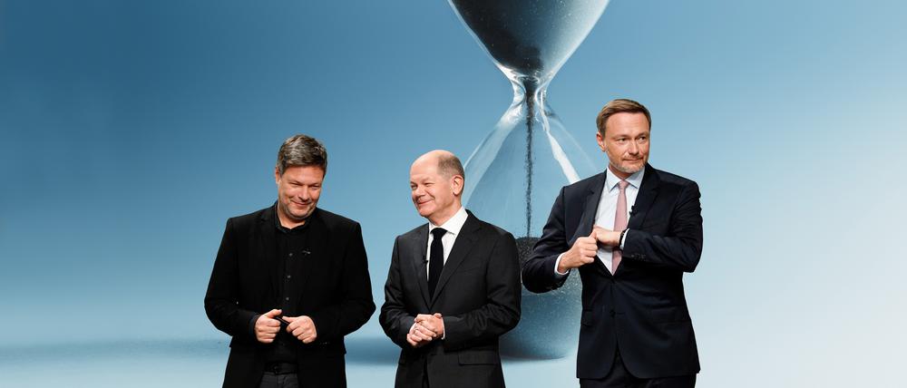 Versprochen ist versprochen. Robert Habeck (v.l.), Olaf Scholz und Christian Lindner können sich über eine gute Bilanz gemeinsamer Politik freuen.