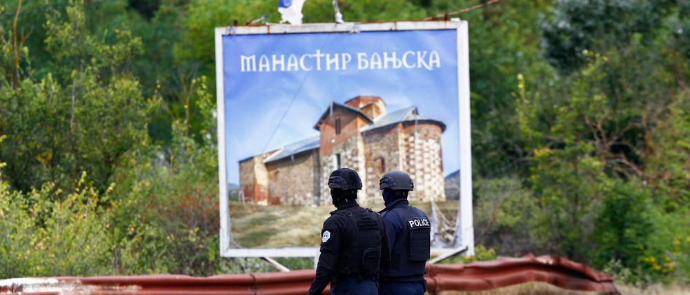 Kosovarische Polizei patroulliert in der Nähe des Klosters Banjska, wo sich am Wochenende Bewaffnete verschanzt hatten.