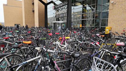 Potsdam, 26.10.2020 / Lokales / Coronakrise / 
Hauptbahnhof, Fahrradständer, Fahrräder, Fahrrad, Genrebild, Feature, 
Foto: Ottmar Winter PNN 