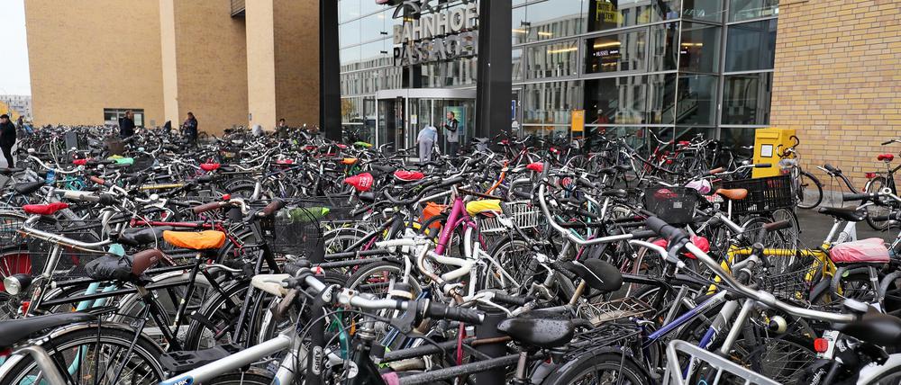 Potsdam, 26.10.2020 / Lokales / Coronakrise / 
Hauptbahnhof, Fahrradständer, Fahrräder, Fahrrad, Genrebild, Feature, 
Foto: Ottmar Winter PNN 