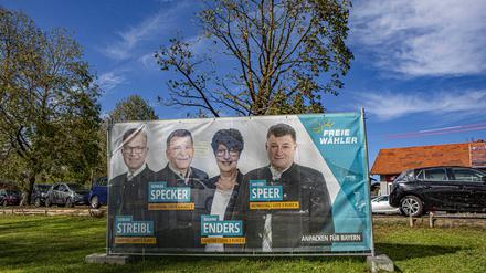 Wahlplakate zur Landtagswahl am 8. Oktober 2023 sind in Bad Bayersoien  Landkreis Garmisch-Partenkirchen  zu sehen. Freie Wähler Anpacken für Bayern Florian Streibl Susann Enders Konrad Specker Anton Speer Landtagswahl Bayern *** Election posters for the state election on October 8, 2023 can be seen in Bad Bayersoien district Garmisch Partenkirchen Free Voters Tackle for Bavaria Florian Streibl Susann Enders Konrad Specker Anton Speer state election Bavaria