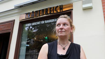Nanni Denecke-Manthey hat in Babelsberg „Tränenreich“, einen Laden mit Werkstatt für Trauernde und Tröstende, eröffnet.