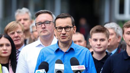 Der polnische Präsident Mateusz Morawiecki spricht während eines Treffens der Regierungspartei Recht und Gerechtigkeit (PiS) in Kattowitz mit Anwohnern.  Am 15. Oktober finden Parlamentswahlen in Polen statt. 