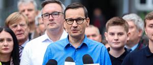 Der polnische Präsident Mateusz Morawiecki spricht während eines Treffens der Regierungspartei Recht und Gerechtigkeit (PiS) in Kattowitz mit Anwohnern.  Am 15. Oktober finden Parlamentswahlen in Polen statt. 