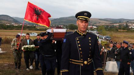 Polizisten tragen den Sarg eines Kollegen, der am Sonntag bei einer Schießerei im Kosovo getöteten wurde.
