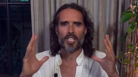 Screengrab aus einem dreiminütigen Clip, den Russell Brand auf YouTube, Rumble und X gepostet hat und in dem er seinen Anhängern dafür dankt, dass sie die gegen ihn erhobenen Vorwürfe der Vergewaltigung und sexuellen Nötigung hinterfragen.