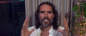 Screengrab aus einem dreiminütigen Clip, den Russell Brand auf YouTube, Rumble und X gepostet hat und in dem er seinen Anhängern dafür dankt, dass sie die gegen ihn erhobenen Vorwürfe der Vergewaltigung und sexuellen Nötigung hinterfragen.