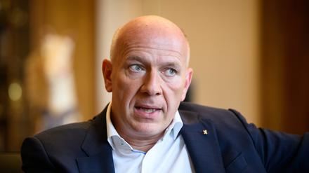 ARCHIV - 22.09.2023, Berlin: Kai Wegner (CDU), Regierender Bürgermeister von Berlin, sitzt bei einem Interview mit der Deutschen Presse-Agentur dpa in seinem Büro im Roten Rathaus. (zu dpa:  Wegner: Zaun um den Görlitzer Park kommt spätestens Anfang 2024) Foto: Bernd von Jutrczenka/dpa +++ dpa-Bildfunk +++