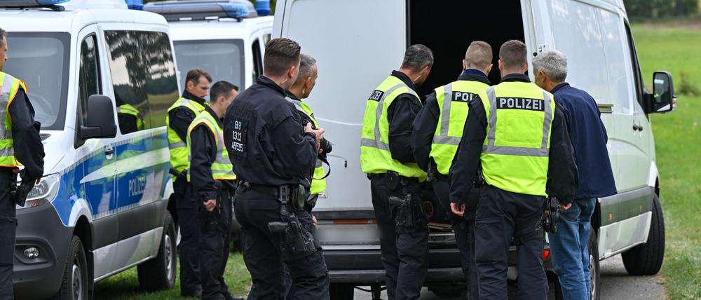 Die Bundespolizei ging am Dienstag gegen mutmaßliche Schleuser vor.