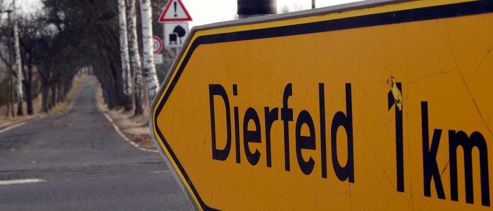 Ein Schild weist den Weg zur Gemeinde Dierfeld im Kreis Bernkastel-Wittlich (Symbolbild).