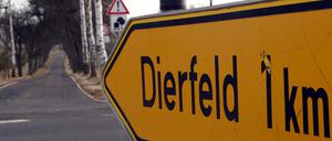 Ein Schild weist den Weg zur Gemeinde Dierfeld im Kreis Bernkastel-Wittlich (Symbolbild).