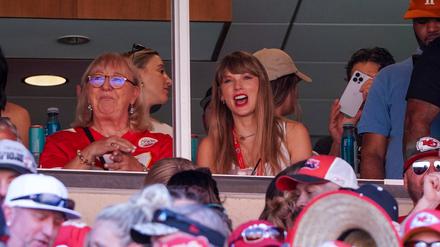 Taylor Swift und Donna Kelce schauen gemeinsam das Spiel.