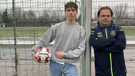 Theofanis Eirini und der Vereins-Freiwillige Arthur fürchten um ihren Klub.