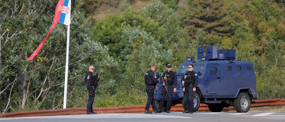 Eine Patrouille der Kosovo-Polizei beim Banjska-Kloster.