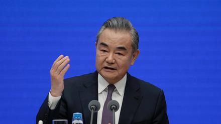 Wang Yi, Außenminister von China,  gestikuliert während einer Pressekonferenz.