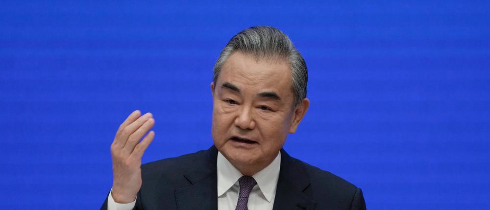 Wang Yi, Außenminister von China,  gestikuliert während einer Pressekonferenz.
