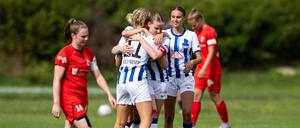 Spielerinnen von Hertha BSC jubeln über ein Tor in der Regionalliga beim 1. FFV Erfurt. Vorige Saison hat das Team noch als Hertha 03 gespielt.  