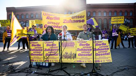 Bana Mahmood (links), Veza Clute-Simon und Achim Rothemann von der «Initiative Deutsche Wohnen & Co enteignen» äußern sich bei einer Pressekonferenz im September 2023 vor dem Roten Rathaus über die nächsten Schritte der Initiative zur geplanten Vergesellschaftung der Immobilienkonzerne. 