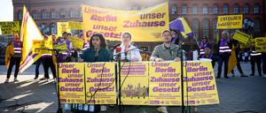 Bana Mahmood (links), Veza Clute-Simon und Achim Rothemann von der «Initiative Deutsche Wohnen & Co enteignen» äußern sich bei einer Pressekonferenz im September 2023 vor dem Roten Rathaus über die nächsten Schritte der Initiative zur geplanten Vergesellschaftung der Immobilienkonzerne. 