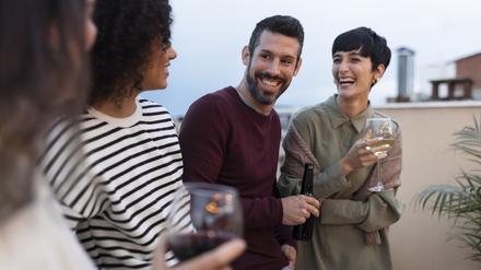 Überraschung beim Small Talk. Plötzlich kommt jemand dazu und benutzt einen falschen Namen.