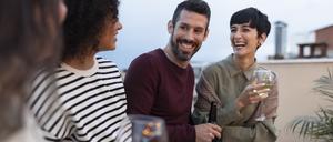 Überraschung beim Small Talk. Plötzlich kommt jemand dazu und benutzt einen falschen Namen.