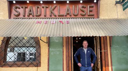 Geschäftsleiter Lumni Rekaliu vor der Stadtklause. 
