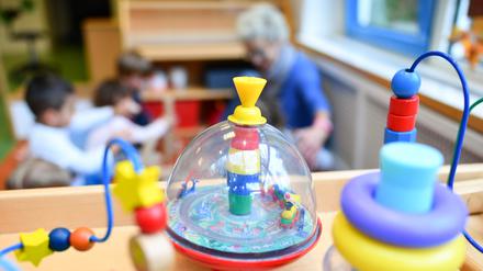 ARCHIV - 20.10.2017, Baden-Württemberg, Mannheim: Eine Erzieherin spielt in einer Kita mit Kindern. Im Vordergrund steht Spielzeug. (zu dpa: «Ministerium sieht «Direkteinstieg Kita» als Erfolg gegen Personalmangel») Foto: Uwe Anspach/dpa +++ dpa-Bildfunk +++