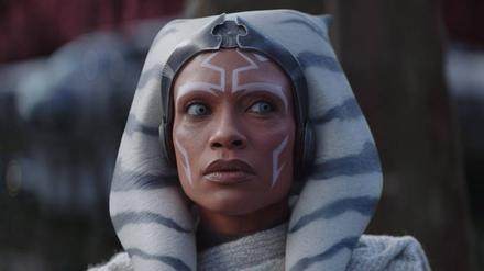 Rosario Dawson als Ahsoka in der neuen „Star Wars“-Serie auf Disney+.