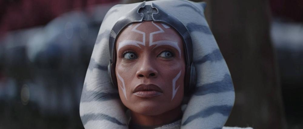 Rosario Dawson als Ahsoka in der neuen „Star Wars“-Serie auf Disney+.