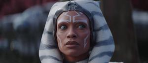 Rosario Dawson als Ahsoka in der neuen „Star Wars“-Serie auf Disney+.