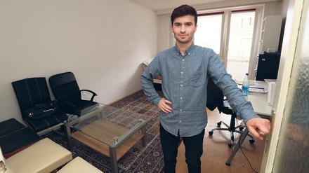 Spartanisch. Der Afghane Baghlani hat nicht viel Persönliches in seiner Einzimmerwohnung im Staudenhof in Potsdam. Viel ist er ohnehin nicht hier – schließlich hat er zwei Jobs und mehrere Ehrenämter. 