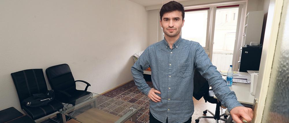 Spartanisch. Der Afghane Baghlani hat nicht viel Persönliches in seiner Einzimmerwohnung im Staudenhof in Potsdam. Viel ist er ohnehin nicht hier – schließlich hat er zwei Jobs und mehrere Ehrenämter. 