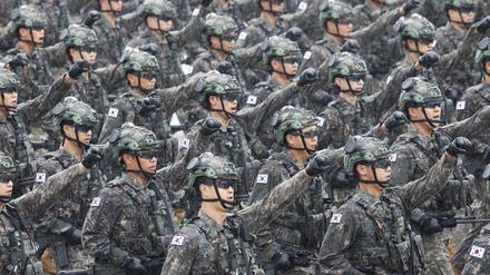 Südkoreanische Truppen marschieren während einer Feier zum 75. Jahrestag des Tages der Streitkräfte. +++ dpa-Bildfunk +++