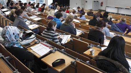 Immer mehr Sitze im Hörsaal drohen leer zu bleiben: Die Studierendenzahl geht in Berlin zurück.