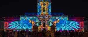 Zahlreiche Menschen schauen sich beim Festival of Lights die Illumination auf der Fassade vom Schloss Charlottenburg an. 