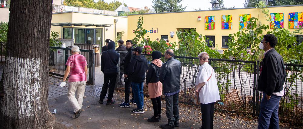 Wahlberechtigte stehen Schlange vor einem Wahllokal in Berlin Neukölln in Berlin am 26. September 2021.