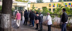 Wahlberechtigte stehen Schlange vor einem Wahllokal in Berlin Neukölln in Berlin am 26. September 2021.