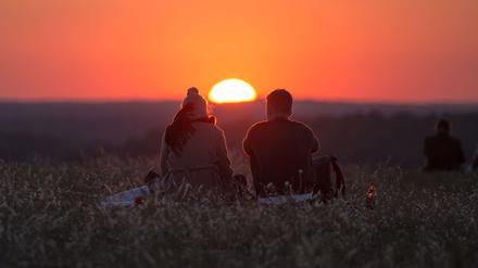 Im Westen geht die Sonne unter: Romantik am Drachenberg. 