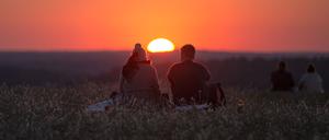 Im Westen geht die Sonne unter: Romantik am Drachenberg. 