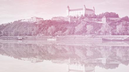 Die Burg und das slowakische Parlament in Bratislava.