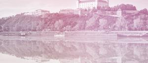 Die Burg und das slowakische Parlament in Bratislava.